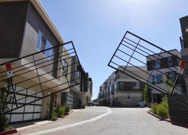 Vertical Pivot Gate For Apartment